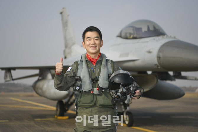 공군, 올해의 '탑건' KF-16 전투조종사 한재석 소령