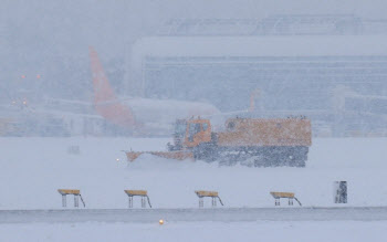 많은 눈에 강풍까지…제주공항 출·도착 57편 결항사태