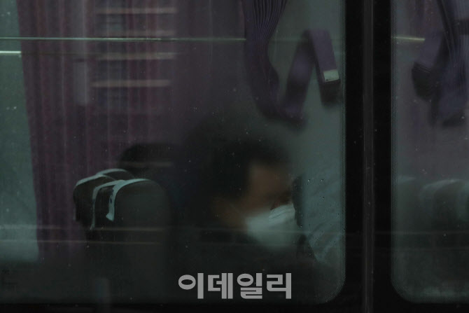 [포토]새해 첫 출근길도 '꽁꽁'