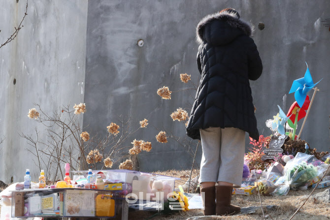 [포토]정인 양 묘지 앞에서 슬픔에 빠진 시민