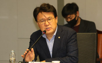 황운하 의원과 모임한 경제인 접촉한 일가족 4명, 코로나 감염