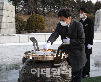 [포토]김용래 특허청장, 국립대전현충원서 정인호 애국지사 묘역 참배