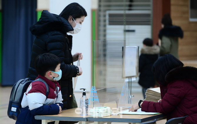 [포토]서울공립초 신입생 예비소집 시작…취학대상자 7.1만명 역대 최저 갱신