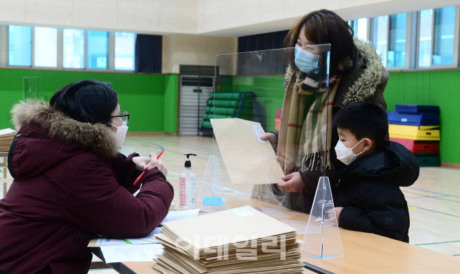 [포토]서울공립초 신입생 예비소집 시작…생애 첫 학교 찾은 어린이