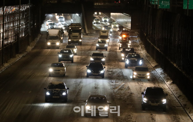 [포토]폭설에 차량들 '거북이 걸음'