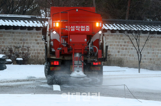 [포토]'빙판길' 녹이는 제설 차량