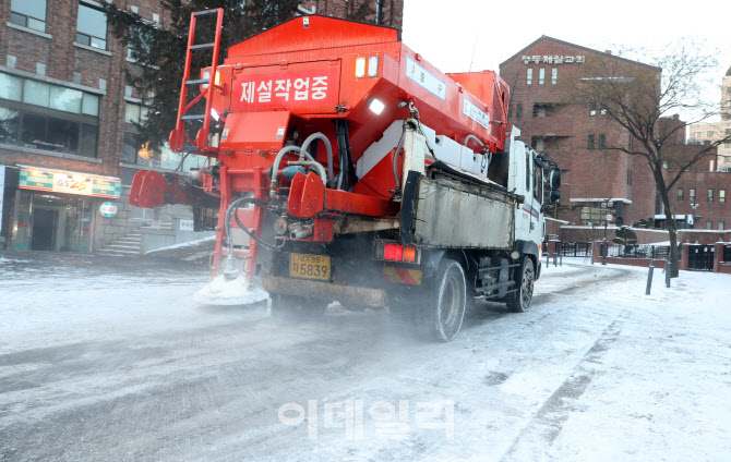 [포토]맹추위 속 폭설 곳곳 '빙판길'