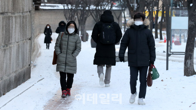 [포토]폭설 뒤 '최강 한파'… 출근길 도로 결빙 우려