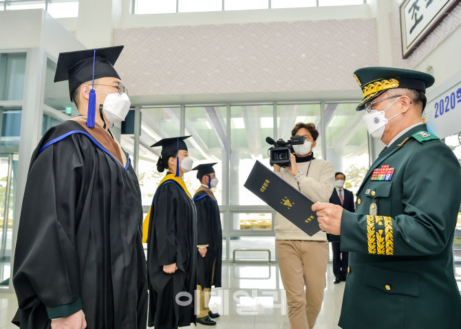 국방대 학위과정 학위수여식…김진영 대위, 국방장관상