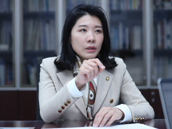 신현영 "보건의료정책 정치화, 국민에 되레 위해"