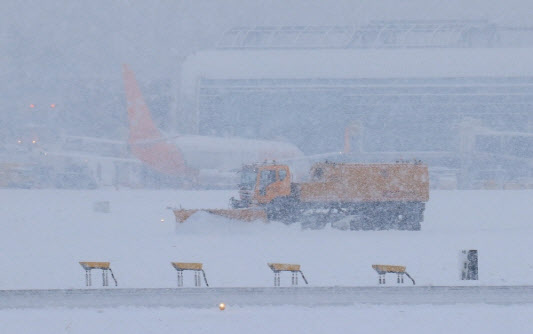 ‘북극발 한파·폭설’에 제주공항 결항·지연운항 이어져