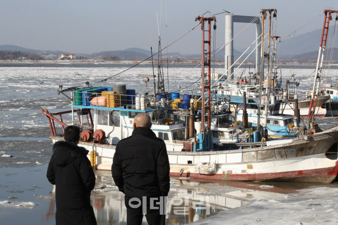 [포토]'꽁꽁' 서해안 북극 한파 영향