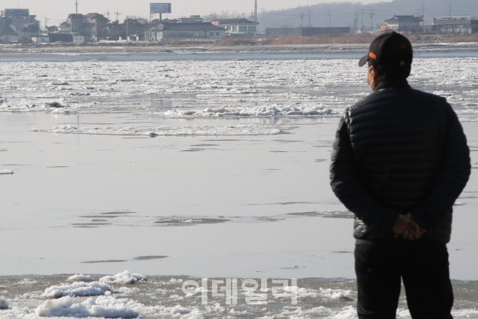 [포토]역대급 한파에 바다도 얼었다