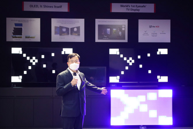 차세대 OLED패널 선보인 LGD…"미니 LED, LCD한계 그대로"