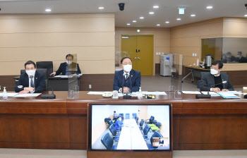 홍남기 “코로나 백신, 신속한 전국민 무료접종 뒷받침”