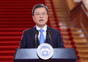 '경제회복 자신감' 文대통령…전문가 "샴페인 너무 빨리 터트린다"