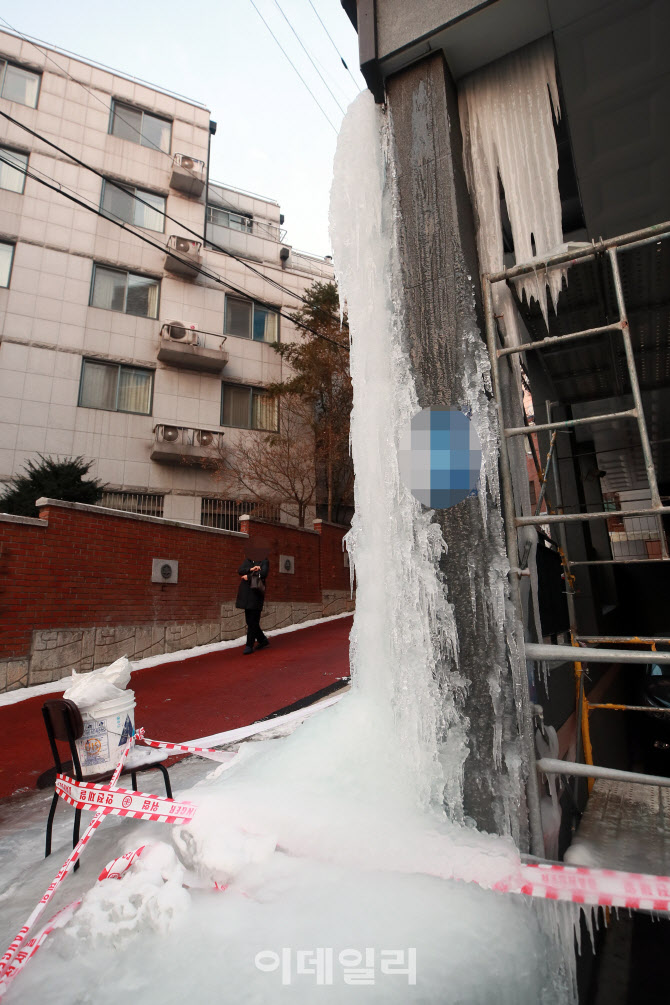 [포토]배수관 동파, '위험한 고드름 조심하세요'