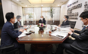 홍남기 "부동산 관련 조세회피, 일년내내 강력대응"