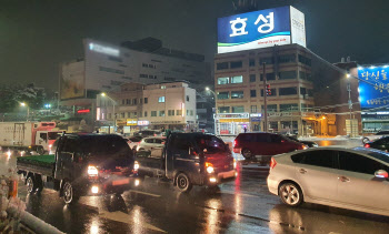 또 '퇴근길 폭설'…빙판길에 차량들 '엉금엉금'