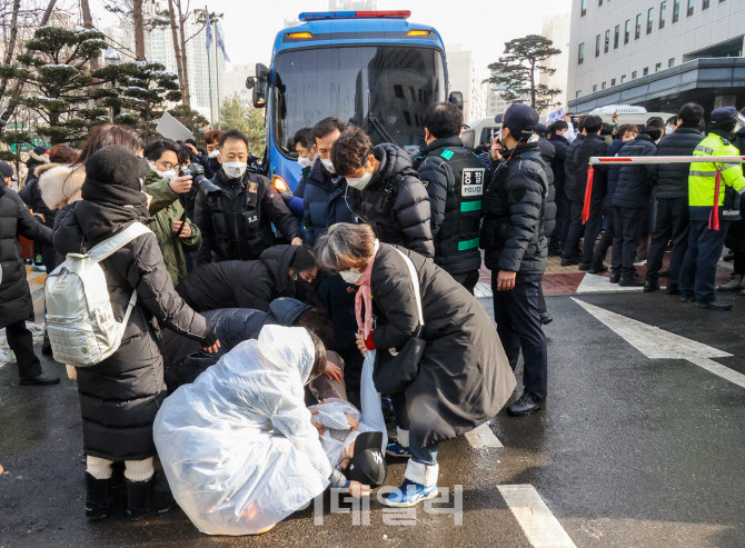 [포토]호송 버스가 지나가는 입구를 막는 시민들