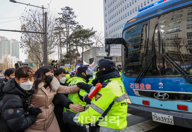 [포토]호송차 앞에서 절규하는 시민들