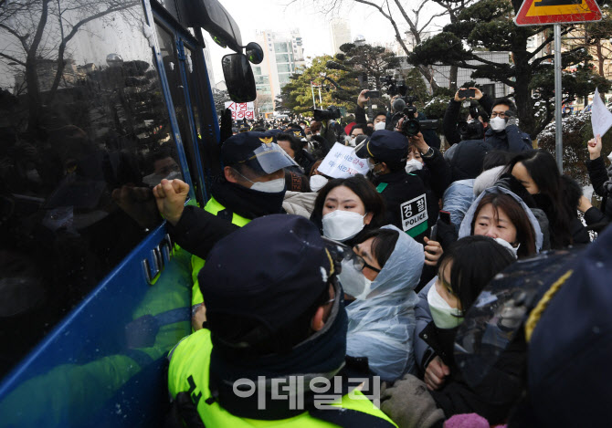 [포토]정인이 양모가 탄 것으로 추정된 버스를 두드리는 시민들