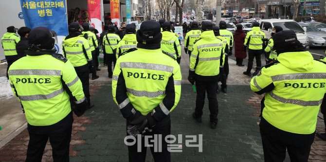 [포토]박 전 대통령 재상고심 선고, 충돌 대비해 경찰 배치