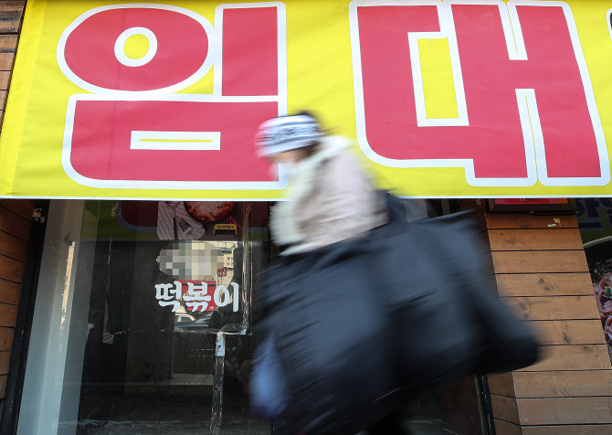 계속되는 경기 위축…기재부 "코로나19 불확실성 지속"(상보)