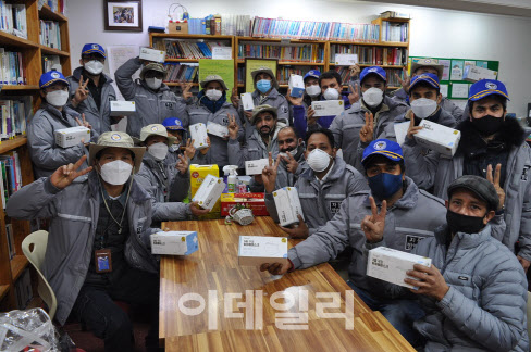 라이나전성기재단, 이주 노동자 겨울옷 기부