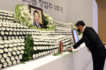 신동빈 롯데 회장, 故 신격호 명예회장 1주기 헌화