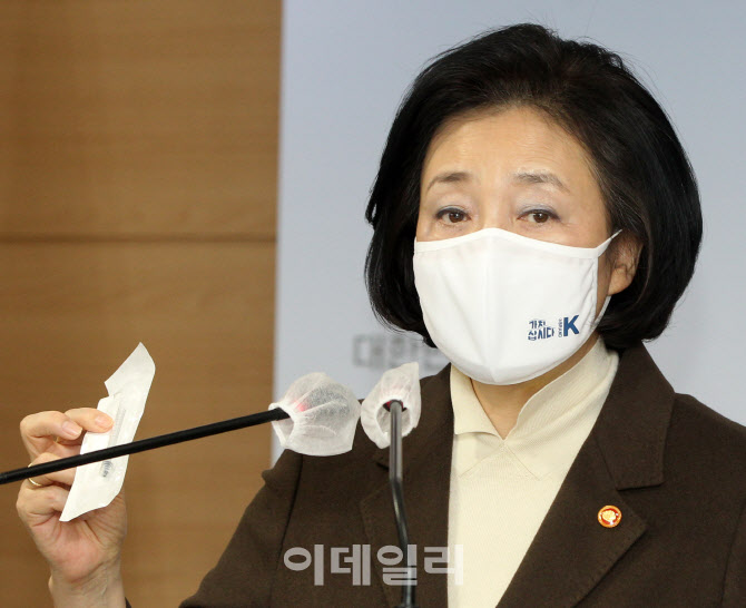 [포토] 백신용 주사기 소개하는 박영선 장관
