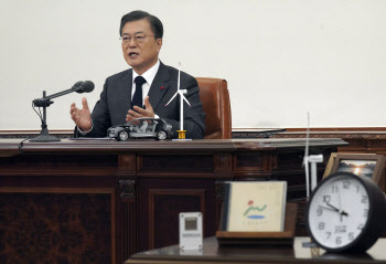 '탄소제로' 文정부 탄소세 신설·경유세 인상 검토…철강·화물업계 직격탄