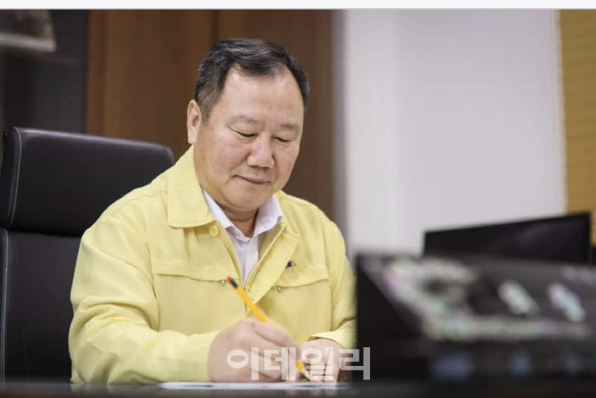 김인호 서울시의회 의장 "코로나 1년, 소상공인 보호 실효적인 조치 필요"