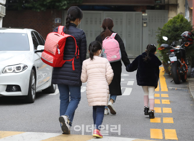 정부 ‘학교돌봄터 사업’ 발표…전담사들 “지자체 이관 수순” 반발