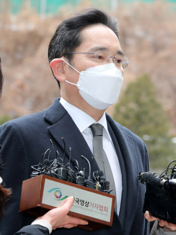 국민株된 삼성전자…아파트 벽에 붙은 "이재용 구속 반대"