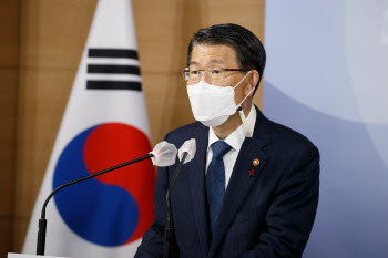 은성수 "코로나 대출 원금과 이자 모두 다시 연장"