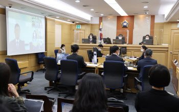 법정도 바꾼 코로나…방청객 줄이고 원격 영상 재판도