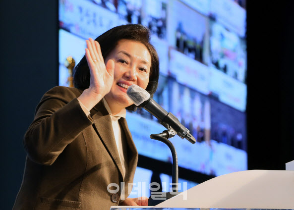 박영선 중기부 장관 사의 "중소벤처 잊지 않겠다"(상보)