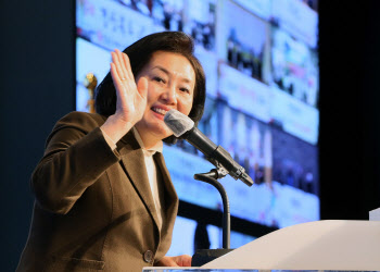 박영선 중기부 장관 사의 "중소벤처 잊지 않겠다"(상보)