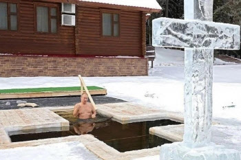 푸틴, 영하 20도 날씨에 얼음물 목욕…정교회 주현절 축하행사