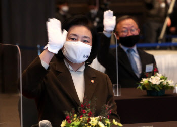 박영선 “버럭영선 참아준 직원 감사...이제 광야로 떠난다”