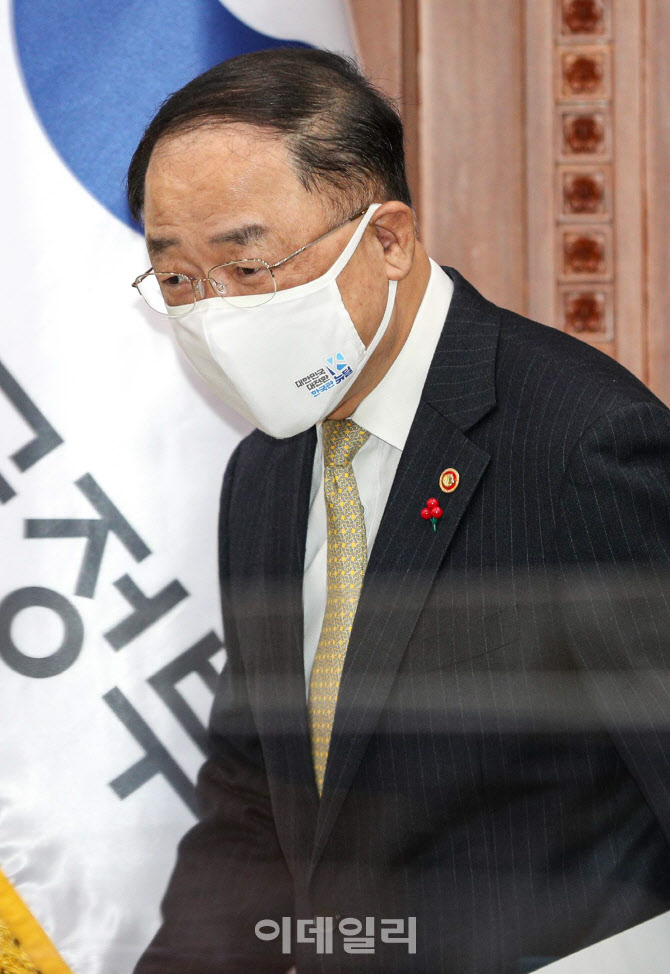 [포토] 인사하며 회의 참석하는 홍남기 부총리