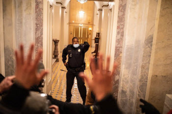 美 의회폭동 홀로 맞선 흑인 경찰…바이든 취임식서 해리스 호위