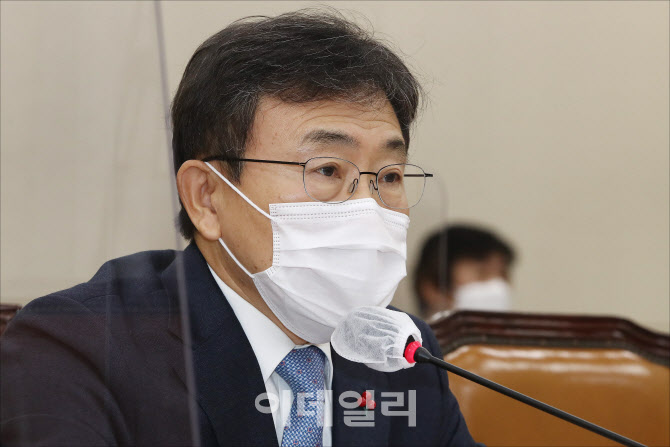 권덕철 "백신·치료제·방역 '3박자' 전략…영업금지 대신 활동 제한"