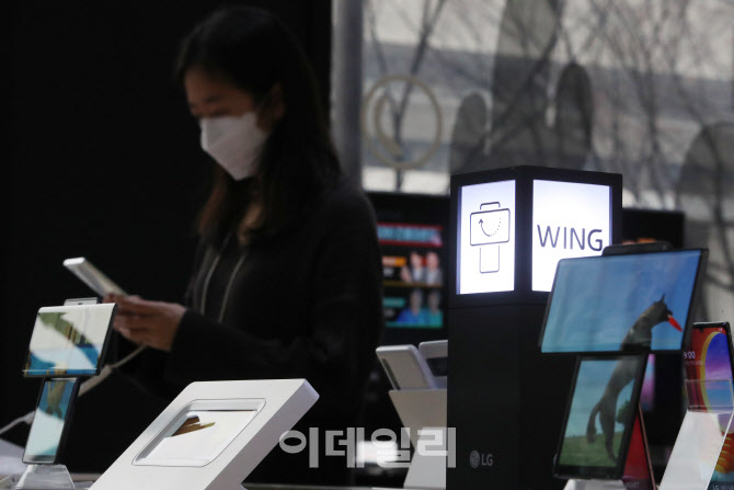 [포토]얼마전 롤러블폰 공개한 LG, 스마트폰 사업 '철수설'
