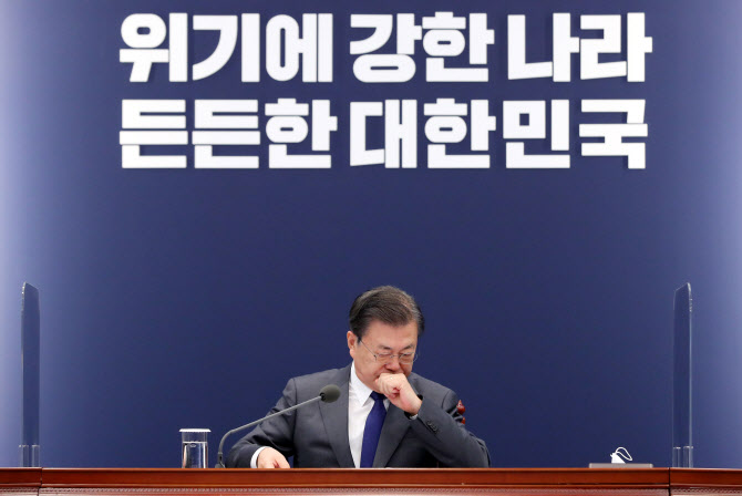 떠나는 강경화·박영선·박양우와 만찬…文대통령의 이별공식