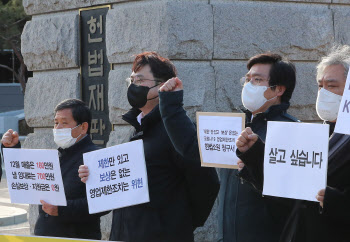 자영업 손실보상제…수십조 돈 구할 방법은? 나눠줄 기준은?