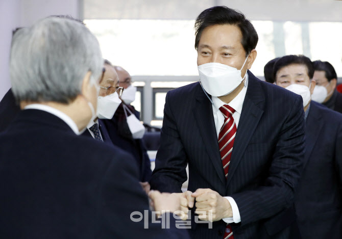 [포토]오세훈, '간담회 참석자들과 인사'