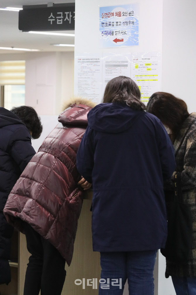 [포토]구직 신청서 등 취업 관련 서류 작성하는 시민들