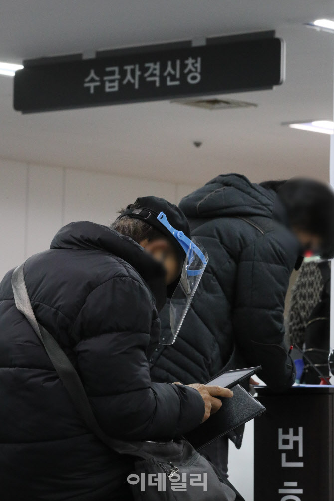 [포토]코로나19 여파…작년 일시휴직자 역대 최대 수치